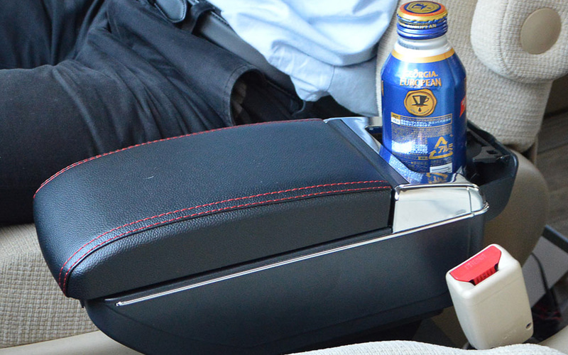 アームレスト後ろに後部席用の灰皿が用意されるほか、前後に計7つのUSBポートを用意