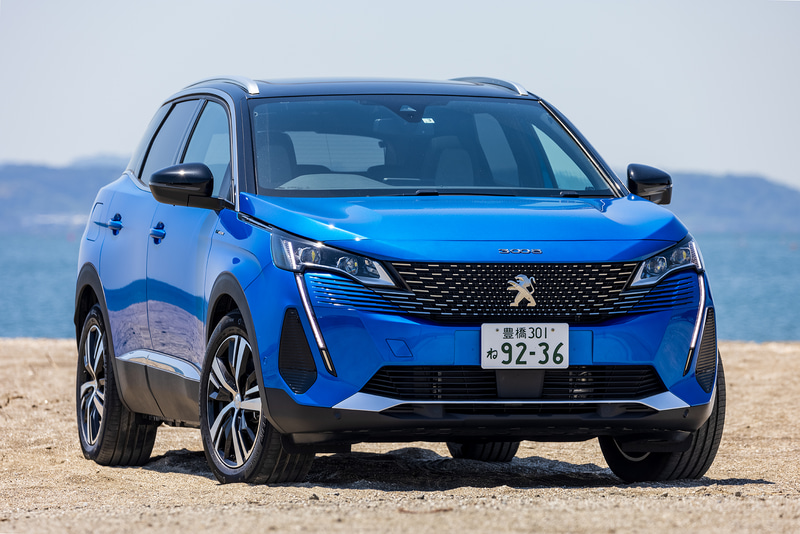 プジョー「3008 GT HYBRID4」（565万円）。ボディカラーはヴァーティゴ・ブルー。ボディサイズは4450×1840×1630mm（全長×全幅×全長）、ホイールベースは2675mm。18インチアロイホイール「DETROIT」（ブラック）に組み合わせるタイヤは225/55R18サイズのミシュラン「PRIMACY 4」