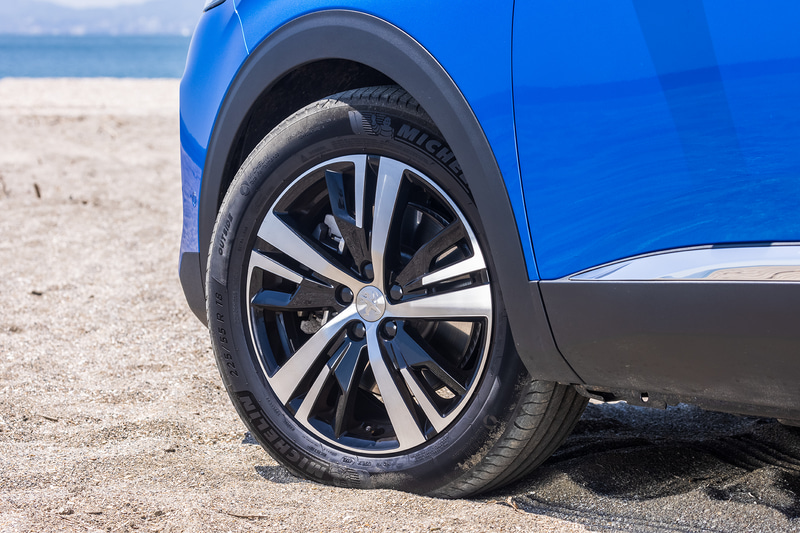 プジョー「3008 GT HYBRID4」（565万円）。ボディカラーはヴァーティゴ・ブルー。ボディサイズは4450×1840×1630mm（全長×全幅×全長）、ホイールベースは2675mm。18インチアロイホイール「DETROIT」（ブラック）に組み合わせるタイヤは225/55R18サイズのミシュラン「PRIMACY 4」