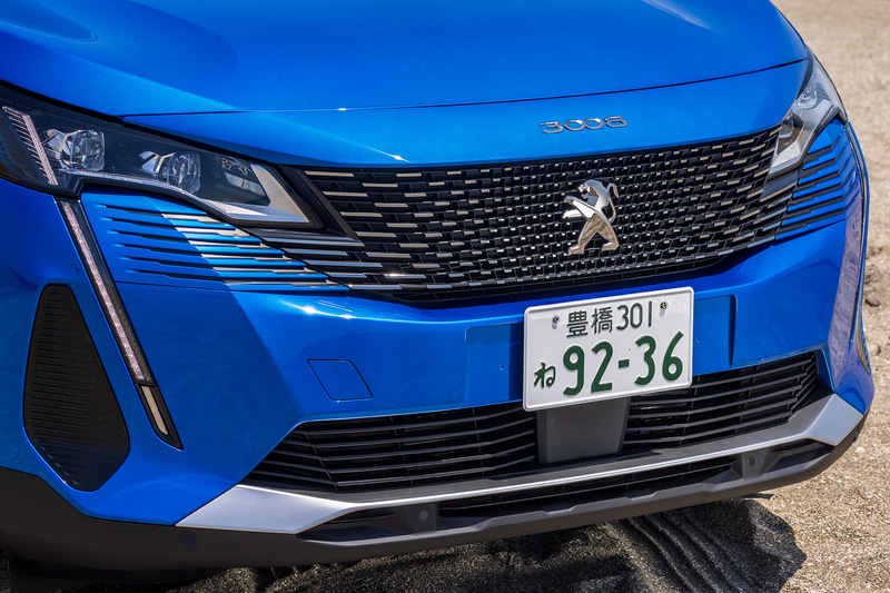 フロントまわりのデザインを一新し、特徴的なフレームレスグリルを採用。LEDデイタイムライトは新世代プジョーのデザインコードでもある牙状となり、ヘッドライトから連続するデザイン。ウインカーを点灯すると、LEDデイタイムライト部分が光る