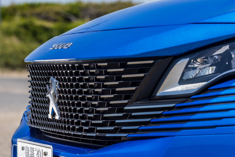 フロントまわりのデザインを一新し、特徴的なフレームレスグリルを採用。LEDデイタイムライトは新世代プジョーのデザインコードでもある牙状となり、ヘッドライトから連続するデザイン。ウインカーを点灯すると、LEDデイタイムライト部分が光る