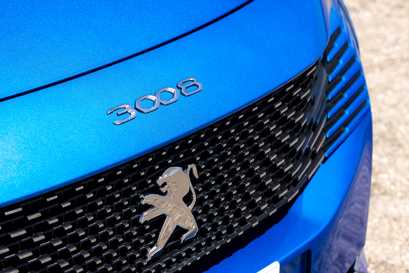 フロントまわりのデザインを一新し、特徴的なフレームレスグリルを採用。LEDデイタイムライトは新世代プジョーのデザインコードでもある牙状となり、ヘッドライトから連続するデザイン。ウインカーを点灯すると、LEDデイタイムライト部分が光る