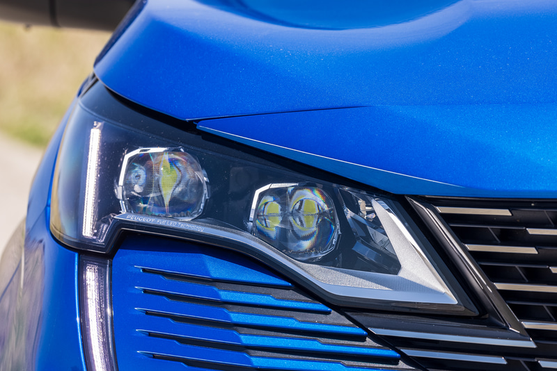 フロントまわりのデザインを一新し、特徴的なフレームレスグリルを採用。LEDデイタイムライトは新世代プジョーのデザインコードでもある牙状となり、ヘッドライトから連続するデザイン。ウインカーを点灯すると、LEDデイタイムライト部分が光る