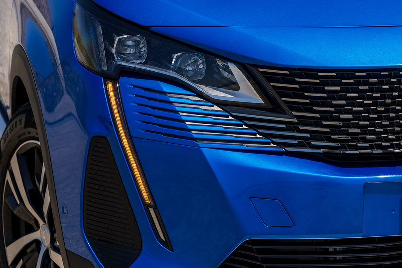 フロントまわりのデザインを一新し、特徴的なフレームレスグリルを採用。LEDデイタイムライトは新世代プジョーのデザインコードでもある牙状となり、ヘッドライトから連続するデザイン。ウインカーを点灯すると、LEDデイタイムライト部分が光る