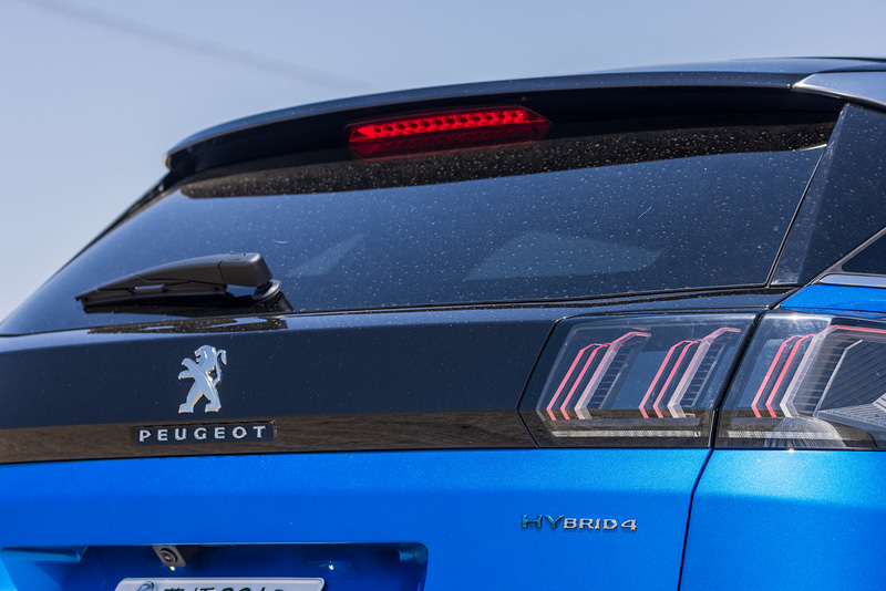 リアにはボディ幅いっぱいにブラックバンドが広がり、両端に“爪痕”をイメージした特徴的な3D LEDリアコンビランプを備える