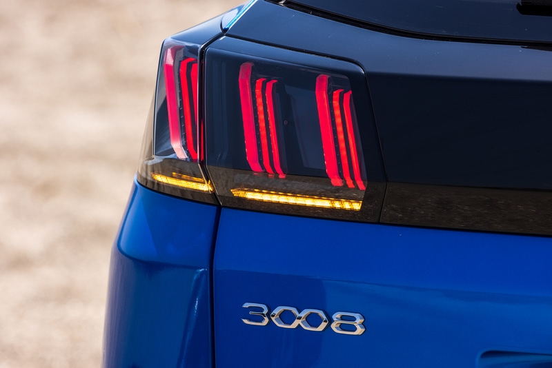 リアにはボディ幅いっぱいにブラックバンドが広がり、両端に“爪痕”をイメージした特徴的な3D LEDリアコンビランプを備える