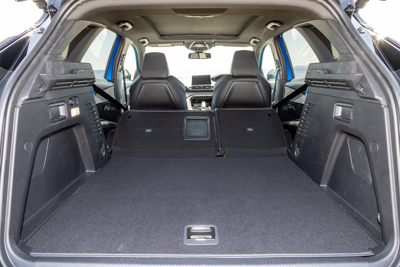 ラゲッジ容量は5名乗車時で約520L。リアシートバックは4：6分割可倒式となり、シートバックを折りたためば最大約1482Lまで拡大可能