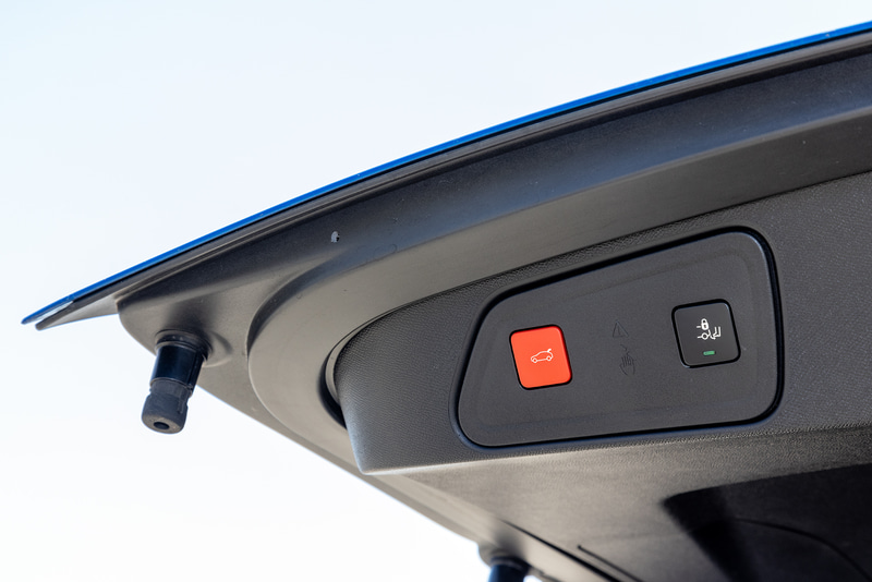 ハンズフリー電動テールゲートは全車標準装備