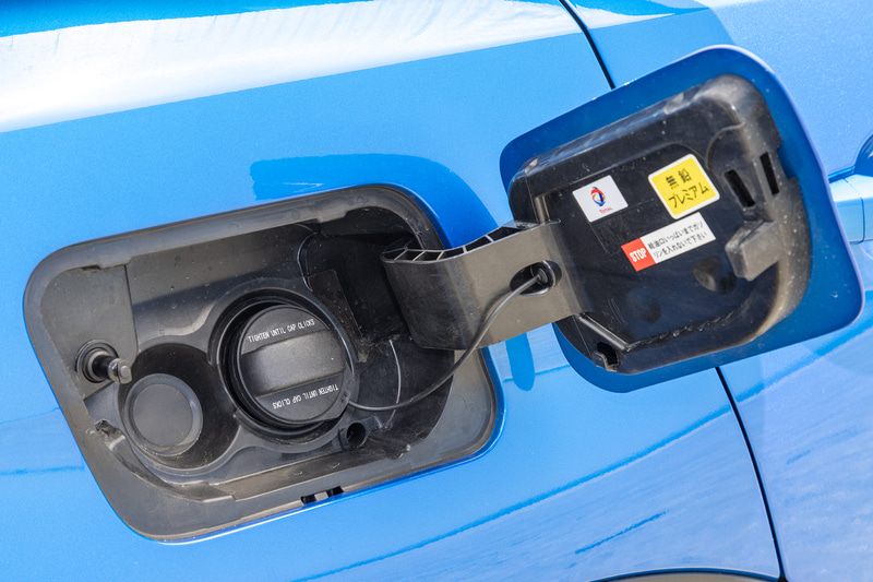 運転席側リアフェンダーに給油口を備える。油種は無鉛プレミアムガソリン