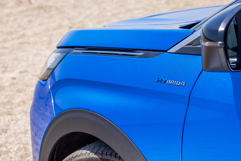 ハイブリッドの証となる「HYBRID4」のエンブレムをフロントフェンダーに装着