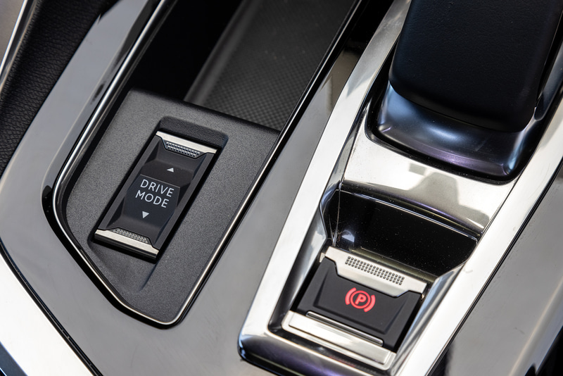 シフトレバーまわり。HYBRID4 ドライブモードセレクターや電動パーキングブレーキスイッチ、ヒルディセントコントロールスイッチなどを配置する