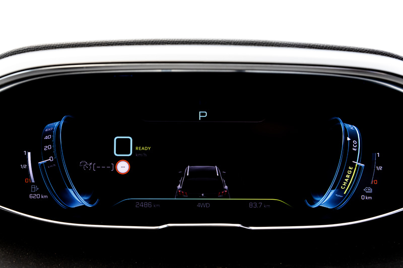 i-Cockpitのデジタルヘッドアップインストルメントパネルは12インチとなり、好みに応じて表示を変更できるほか、モードによってもデザインが変わる。走行中のエネルギーフローも確認可能