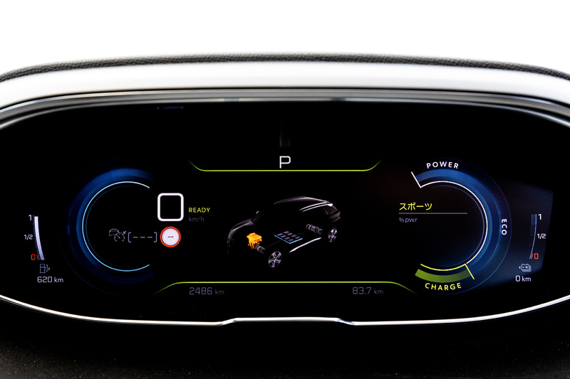 i-Cockpitのデジタルヘッドアップインストルメントパネルは12インチとなり、好みに応じて表示を変更できるほか、モードによってもデザインが変わる。走行中のエネルギーフローも確認可能