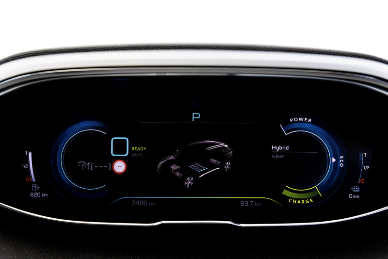 i-Cockpitのデジタルヘッドアップインストルメントパネルは12インチとなり、好みに応じて表示を変更できるほか、モードによってもデザインが変わる。走行中のエネルギーフローも確認可能