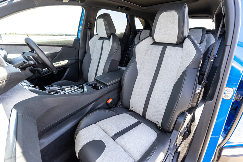 シート表皮にはテップレザー/アルカンタラを採用。HYBRID4のみシートカラーがグレーになる。リア席の中央部分はアームレストとしても活用できるようになっているほか、ラゲッジルームと繋げて長尺物の搭載も可能