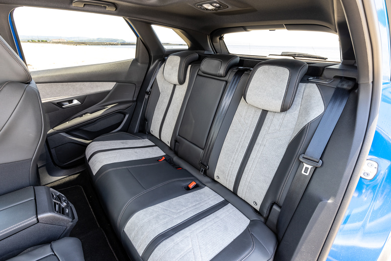 シート表皮にはテップレザー/アルカンタラを採用。HYBRID4のみシートカラーがグレーになる。リア席の中央部分はアームレストとしても活用できるようになっているほか、ラゲッジルームと繋げて長尺物の搭載も可能