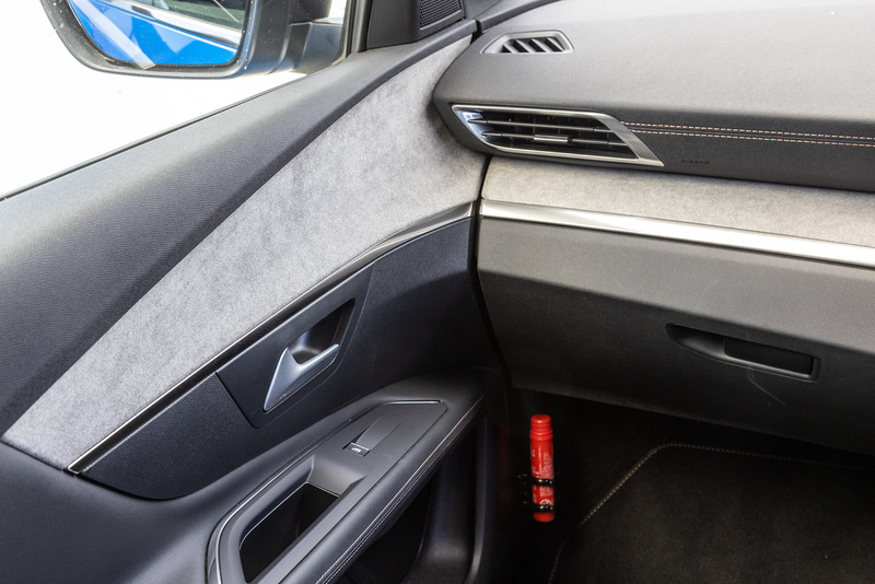 シート表皮と同じアルカンタラ素材がダッシュボードとドアトリムに用いられる