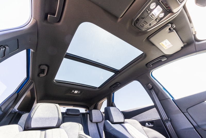 パノラミックサンルーフ（電動メッシュシェード付）は15万3000円高のオプション装備。GT、GT BlueHDi、GT HYBRID4で選択可能