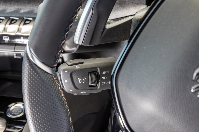 アクティブクルーズコントロール（ストップ＆ゴー機能付き）の操作スイッチはコラムタイプ