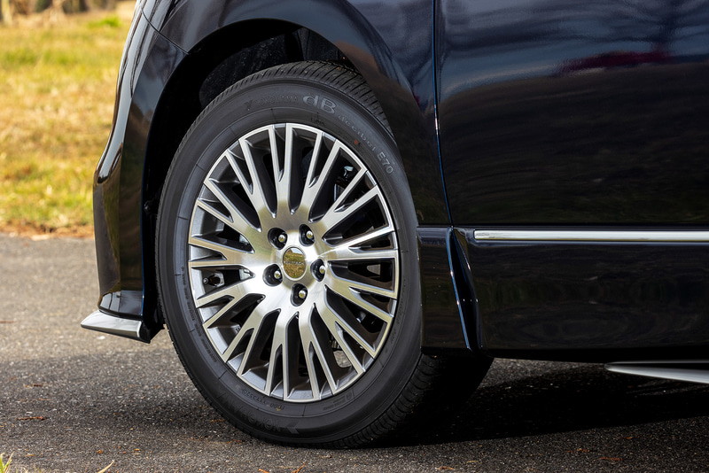 エルグランド AUTECHでは切削光輝の専用18インチアルミホイールを装着。タイヤは横浜ゴム「dB E70」（225/55R18）をセット