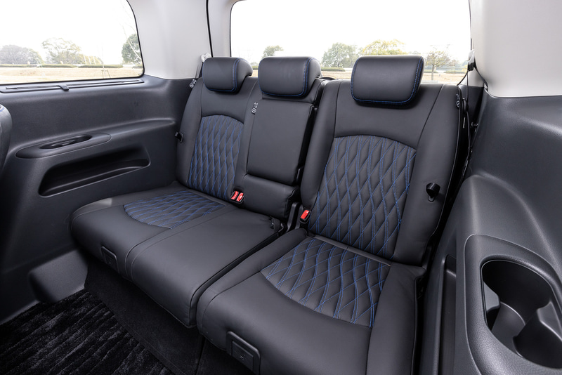 インテリアでは上質な本革と厚みのあるキルティングで仕立てたシートをはじめ、ステアリング、ドアトリム、シフトノブにブルーステッチを採用。ブラックウッドの木目調フィニッシャーも印象的