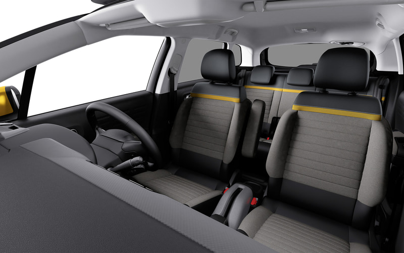 シートにもマットイエローの挿し色が入る