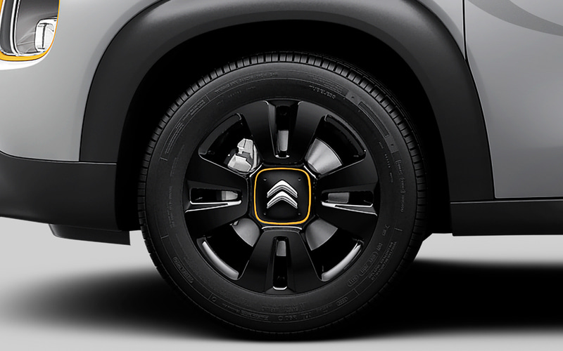 ホイールのセンターキャップにもマットイエローのアクセントが配される