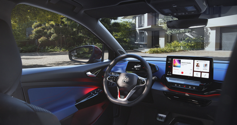 ID.4 GTXの室内ではブルーカラーを用いたダッシュボード、レッドステッチを用いたシートなどを採用