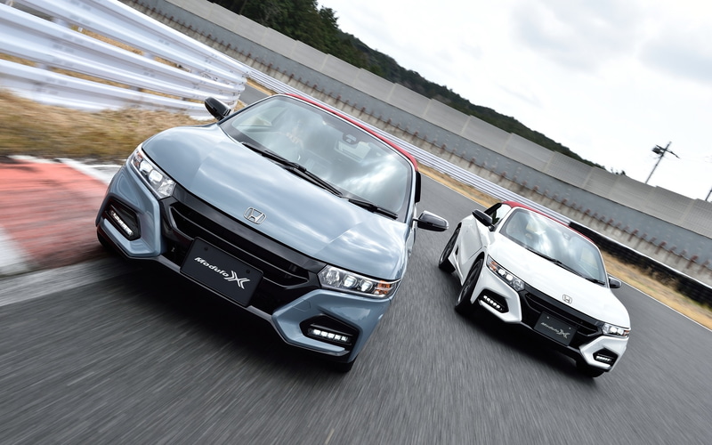 手前のソニックグレー・パールをジャーナリストの橋本洋平氏が、奥のプレミアムスターホワイト・パーを自分が運転しています