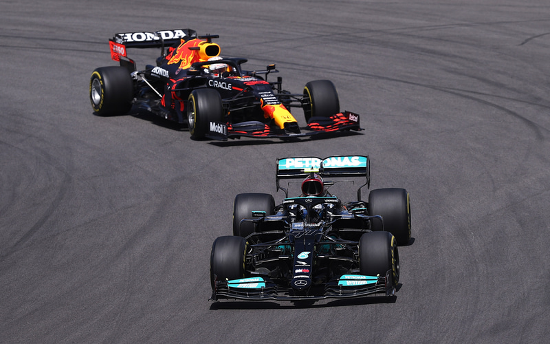 序盤、メルセデスのボッタス選手を追いかけるレッドブル・レーシング・ホンダのマックス・フェルスタッペン選手　ⒸGetty Images / Red Bull Content Pool