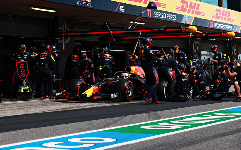 レース終盤、フェルスタッペン選手はタイヤをソフトに履き替えてファステストラップを狙いにいく（最終的にはタイムをマークするもコース外走行を取られてファステストラップは取り消しに）ⒸGetty Images / Red Bull Content