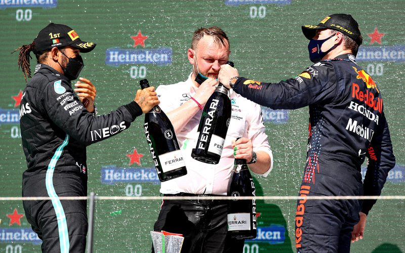 F1第3戦ポルトガルGPの表彰台で互いの健闘をたたえ合う　ⒸGetty Images / Red Bull Content Pool