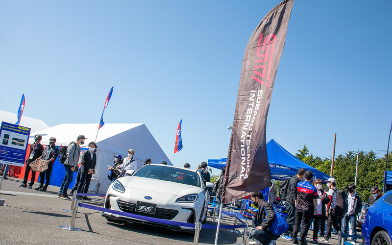 富士スピードウェイ イベントエリアのスバルブースに展示された新型BRZ STIパーツ装着車