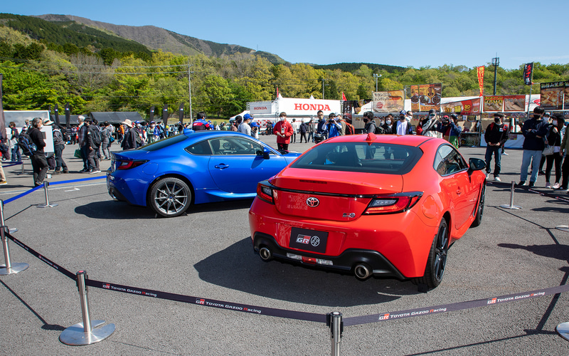 合同ブースに並ぶGR86と新型BRZ