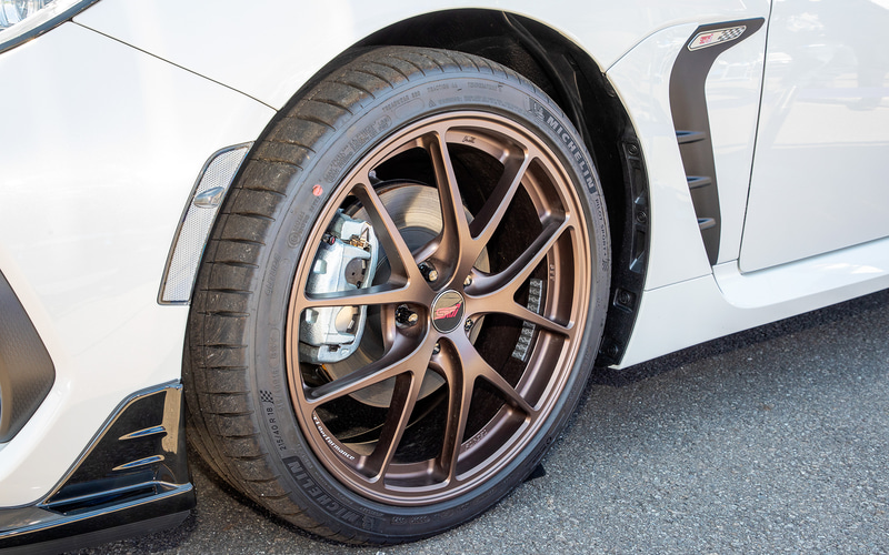 新型BRZ専用に開発したBBS製の18インチ鍛造アルミホイール。SUPER GTに参戦するBRZと同じ意匠。カラーもGTマシンと同じマットブロンズ。サイズは18×7.5J インセット45