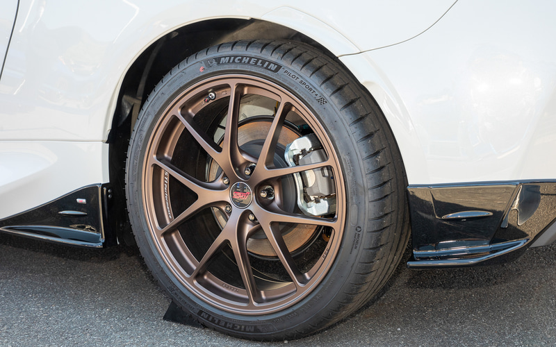 新型BRZ専用に開発したBBS製の18インチ鍛造アルミホイール。SUPER GTに参戦するBRZと同じ意匠。カラーもGTマシンと同じマットブロンズ。サイズは18×7.5J インセット45