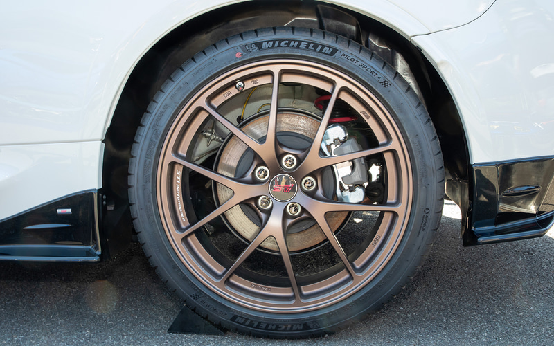 タイヤはミシュラン「パイロットスポーツ4」で、サイズは215/40R18となっていた