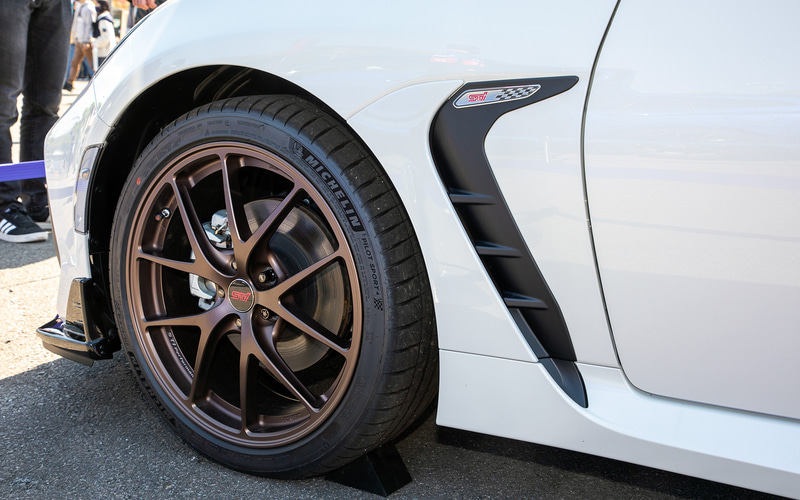 フロントフェンダーにはガーニッシュが設定される