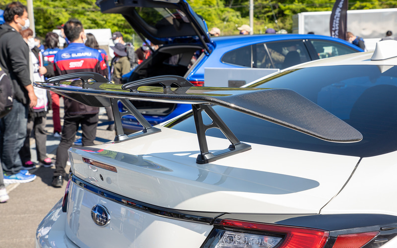 スワンネックとしたことでCd値も抑えることができたという。また、大きめの翼端板を一体形状とすることで車体側面を流れる風の整流を行なっているという