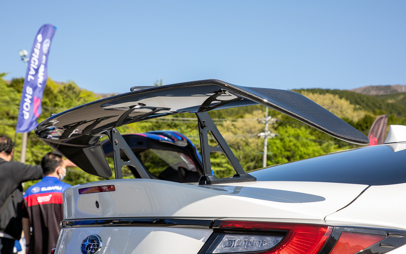 ウイング自体は大きめだがドライカーボン製なので軽量に仕上がっている。トランクのダンパーは標準車と同一のモノでOKとのこと