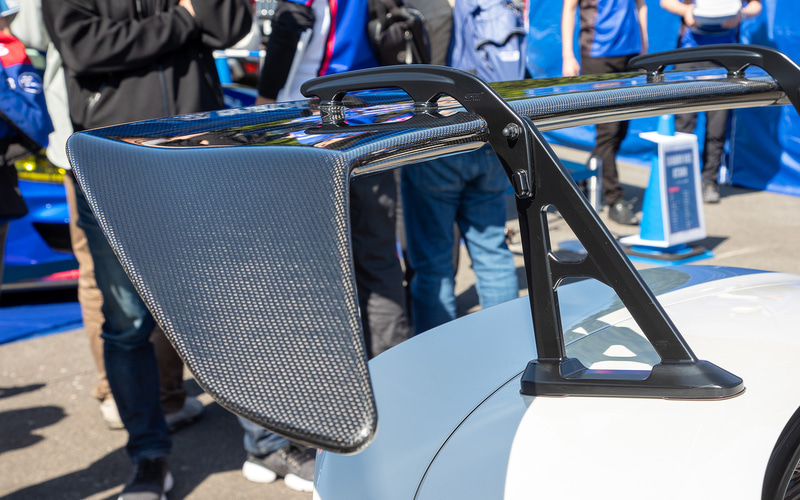 ウイングステーは金属製。STIの刻印が入る