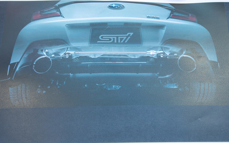 新型レヴォーグで採用されたリヤドロースティフナーを発展させ、新型BRZではリアフレーム後端の左右をつなぐよう取り付けされる