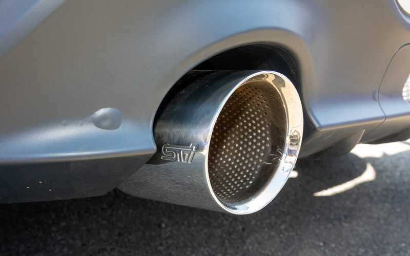 STI製のパフォーマンスマフラーが装着される。最新の騒音規制に合わせて音圧より音質にこだわった作りになっている。交換部分はメインマフラーのみで材質はステンレス。テールは左右出しで径は120φ。NAらしい快音が楽しめるそうだ
