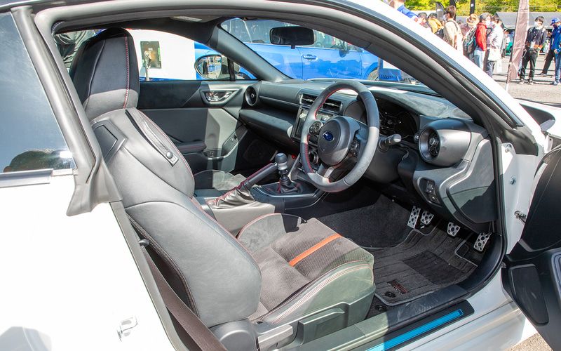 ステアリングやシート、ドアトリムは標準車と同じでメーターの機能やデザインにも変更はない