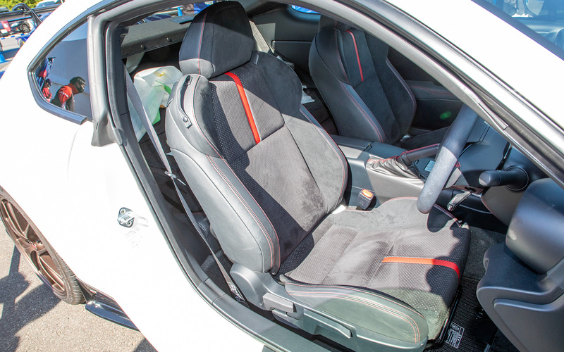 ステアリングやシート、ドアトリムは標準車と同じでメーターの機能やデザインにも変更はない