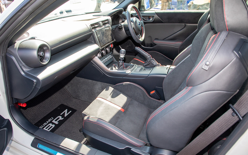 ステアリングやシート、ドアトリムは標準車と同じでメーターの機能やデザインにも変更はない