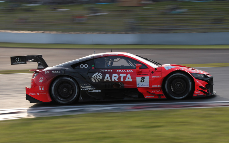 2回目のピットストップが終わった後8号車 ARTA NSX（野尻智紀/福住仁嶺組、BS）がトップに立つが黄旗無視によりピットスルーペナルティが出されて後退