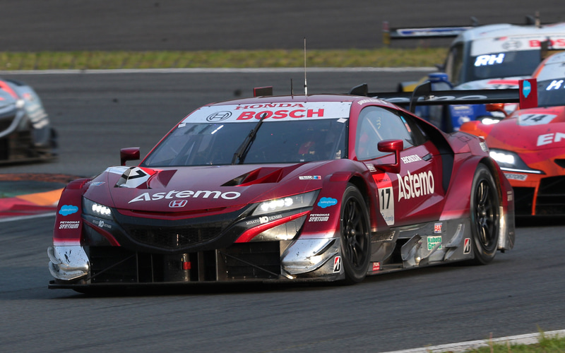 終盤に2位の14号車、3位の37号車、4位の1号車を従えて周回する17号車 Astemo NSX-GT