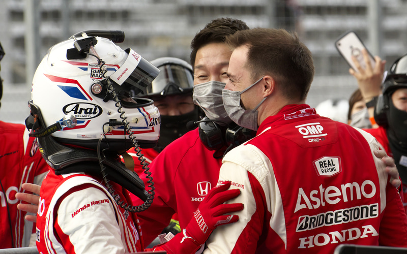 喜ぶ17号車 Astemo NSX-GTのクルー