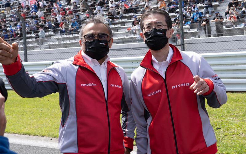 日産自動車 COO アシュワニ・グプタ氏（左）、ニッサン・モータースポーツ・インターナショナル株式会社 最高経営責任者 片桐隆夫氏（右）